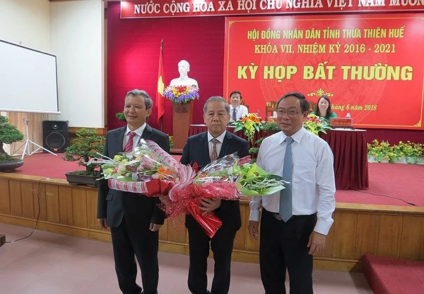 Ông Nguyễn Văn Cao (áo trắng) tặng hoa chúc mừng ông Phan Ngọc Thọ được HĐND tỉnh Thừa Thiên - Huế bầu giữ chức Chủ tịch UBND tỉnh Thừa Thiên - Huế vào tháng 6-2018