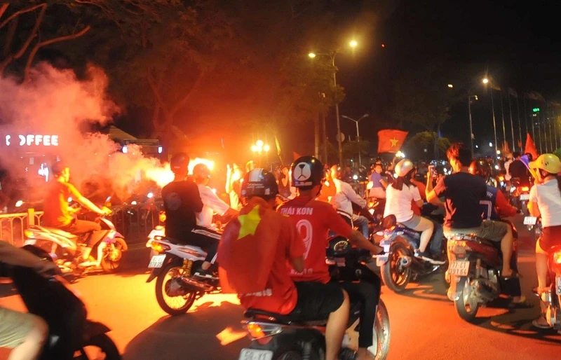 Người hâm mộ tại TPHCM xuống đường mừng chiến thắng của đội tuyển Việt Nam. Ảnh: NGUYỄN NHÂN