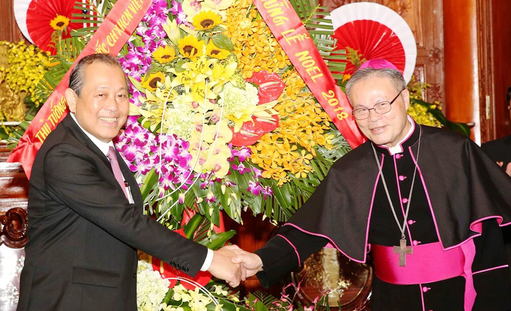 Phó Thủ tướng Trương Hòa Bình chúc mừng Tổng Giám mục Giuse Nguyễn Chí Linh, Tổng Giáo phận Huế. Ảnh: VGP