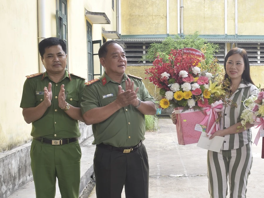 Đại tá Lê Văn Vũ, Phó Giám đốc Công an tỉnh Thừa Thiên – Huế (giữa) tặng hoa đại diện nữ phạm nhân đang cải tạo tại Trại tạm giam Công an tỉnh Thừa Thiên – Huế
