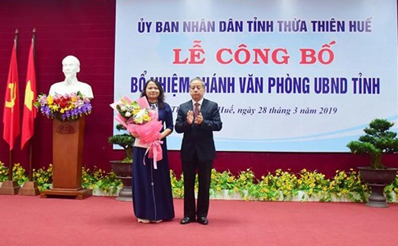 Đồng chí Phan Ngọc Thọ, Phó Bí thư Tỉnh ủy, Chủ tịch UBND tỉnh Thừa Thiên-Huế trao quyết định và tặng hoa chúc mừng bà Trần Thị Hoài Trâm.