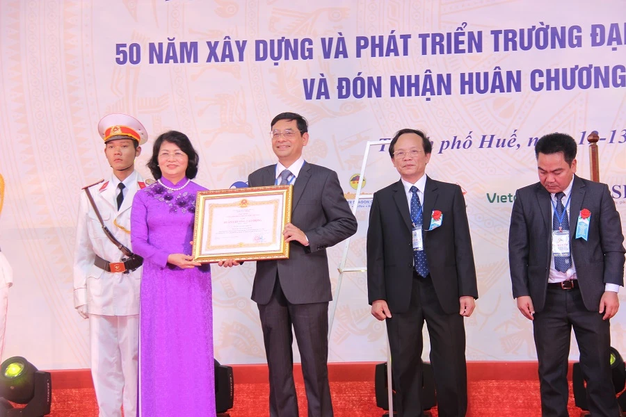Phó Chủ tịch nước Đặng Thị Ngọc Thịnh trao Huân chương Lao động hạng Nhất cho Trường Đại học Kinh tế- Đại học Huế.
