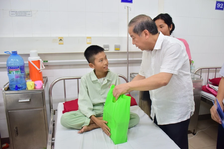 Chủ tịch UBND tỉnh Thừa Thiên – Huế đến từng giường bệnh tặng quà quốc tế thiếu nhi