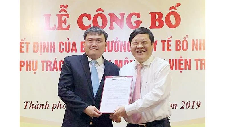 Thứ trưởng thường trực Bộ Y tế Nguyễn Viết Tiến trao quyết định bổ nhiệm Phó Giám đốc chuyên môn Bệnh viện Trung ương Huế cho TS.BS Nguyễn Thanh Xuân