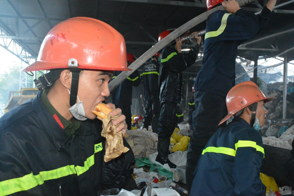 Nhai bánh mì cầm hơi trong lúc chữa cháy kho sợi của Công ty CP Sợi Phú Nam