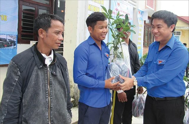 Anh Trần Gia Công trao tặng cây giống cho thanh niên huyện miền núi A Lưới.