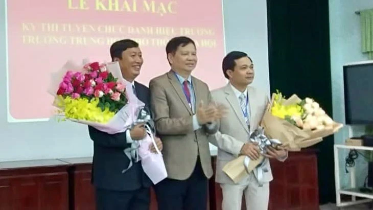 Ông Nguyễn Dung, Phó Chủ tịch UBND tỉnh Thừa Thiên - Huế tặng hoa chúc mừng 2 ứng viên ​