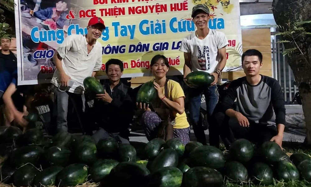 Nhóm Bùi Kim Phụng và ACE thiện nguyện Huế "giải cứu" dưa hấu giúp bà con nông dân ở Gia Lai