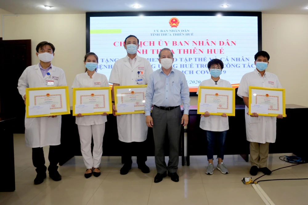 5 cá nhân của Bệnh viện Trung ương Huế nỗ lực trong công tác phòng chống dịch Covid-19 nhận Bằng khen của Chủ tịch UBND tỉnh Thừa Thiên - Huế