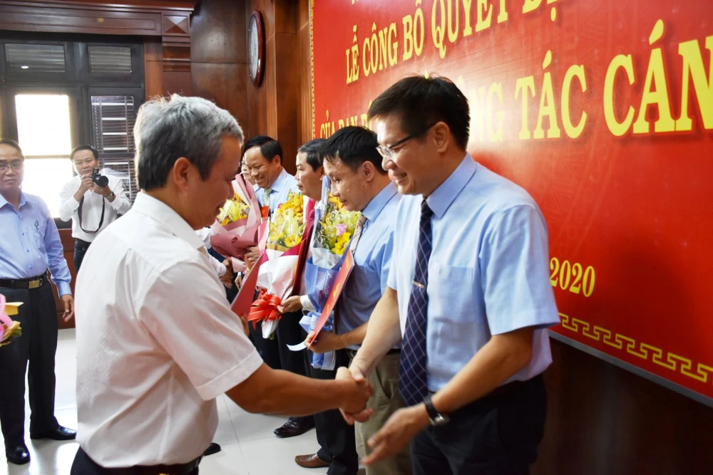 Trao hoa chúc mừng các thành viên mới tham gia Ban Chấp hành Đảng bộ tỉnh Thừa Thiên Huế nhiệm kỳ 2015 – 2020