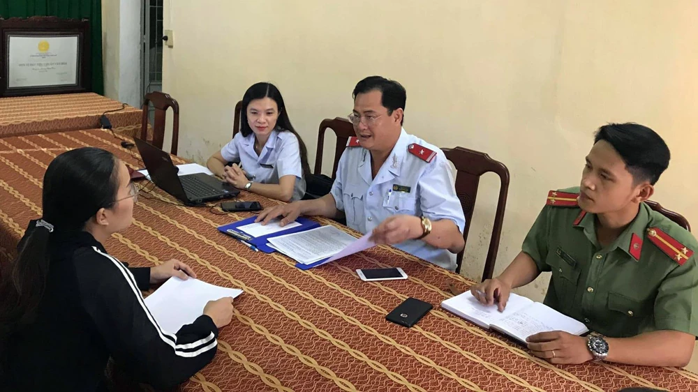 Cơ quan chức năng tỉnh Thừa Thiên - Huế làm việc với bà T.N.H.T. vào sáng 26-7