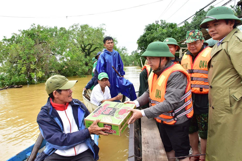 Ông Phan Ngọc Thọ trao mì tôm cứu trợ người dân vùng lũ sông Bồ