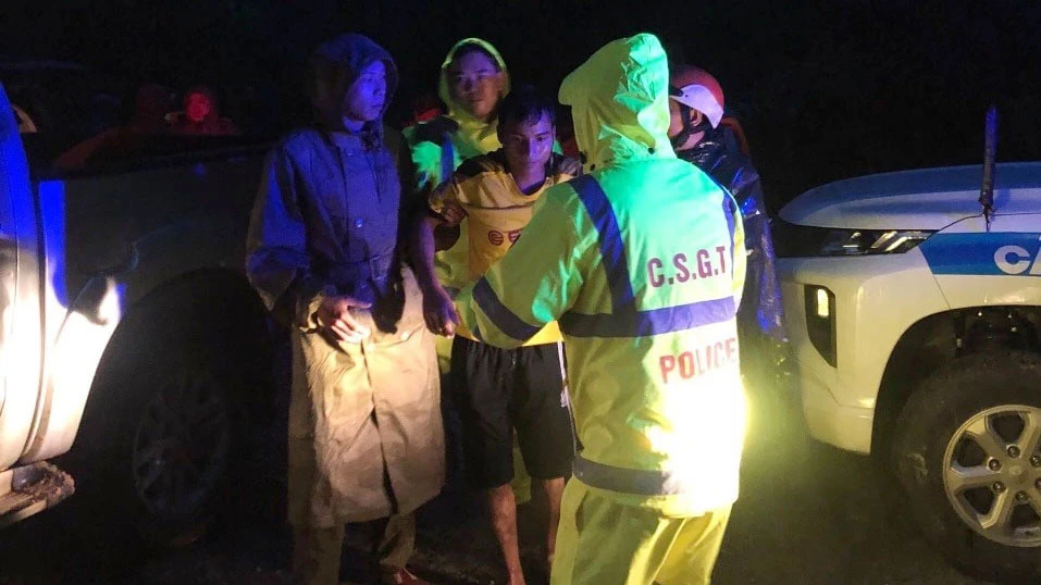 Công an tỉnh Thừa Thiên - Huế giải cứu các nạn nhân bị thương tại thủy điện Rào Trăng 4 vào tối 13-10