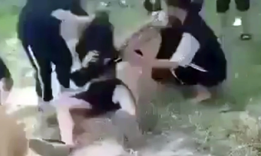 Nữ sinh bị đánh hội đồng. Ảnh cắt từ clip ​