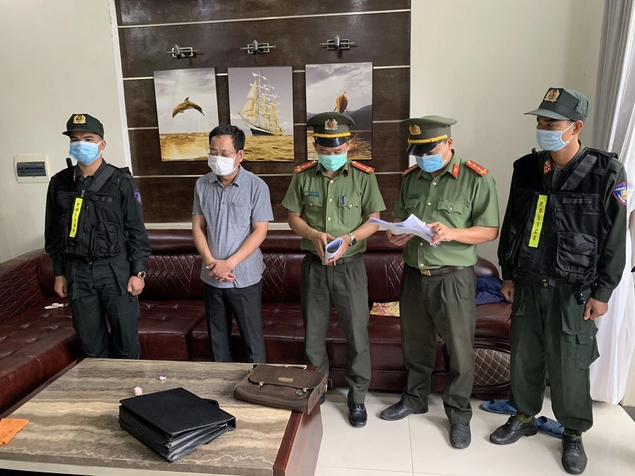 Cơ quan chức năng tỉnh Thừa Thiên - Huế đọc quyết định khởi tố vụ án, khởi tố bị can, bắt tạm giam Trần Xuân Long ​
