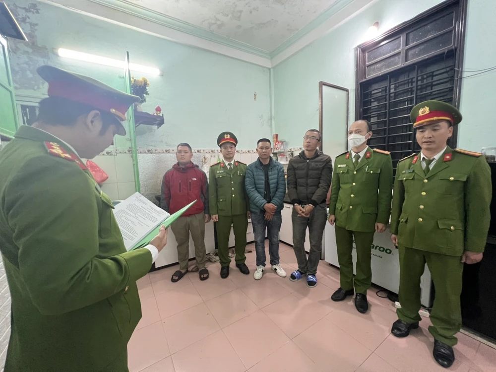 Cơ quan chức năng đọc lệnh bắt tạm giam Lâm và Anh