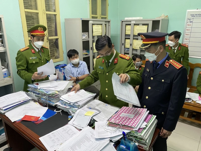 Cơ quan chức năng kiểm tra, thu giữ tài liệu để phục vụ điều tra vụ án tại CDC Thừa Thiên Huế