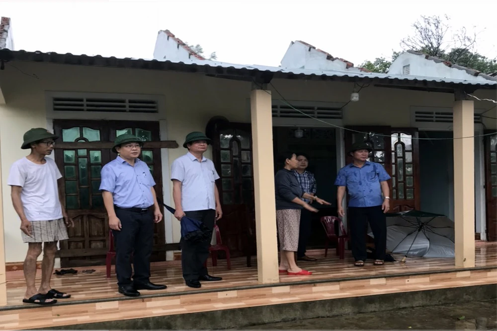 Lãnh đạo huyện Triệu Phong thăm hỏi động viên các gia đình bị thiệt hại vì lốc xoáy