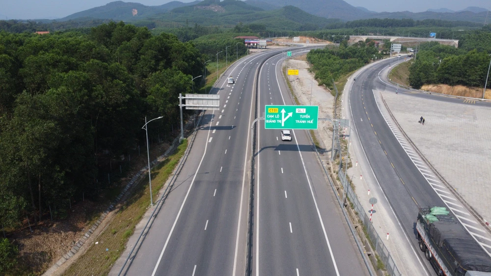 Phấn đấu hoàn thành xây dựng 2 trạm dừng nghỉ tạm thời trên đường cao tốc Cam Lộ - La Sơn trước 30-4