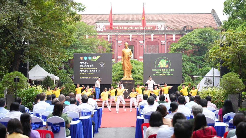 Văn nghệ tại Lễ kỷ niệm Ngày Quốc tế giảm nhẹ rủi ro thiên tai và Ngày ASEAN Quản lý thiên tai