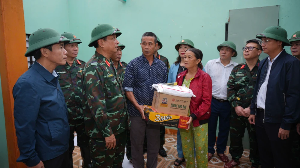 Trung tướng Hà Thọ Bình, Tư lệnh Quân khu 4 thăm hỏi, tặng quà hỗ trợ các gia đình bị thiệt do bão số 6 gây ra tại địa bàn thị trấn Lăng Cô, huyện Phú Lộc, tỉnh Thừa Thiên Huế