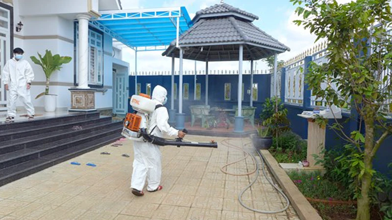 Nhân viên y tế phun thuốc diệt muỗi ngăn ngừa bệnh sốt rét bùng phát ở nhà dân.​