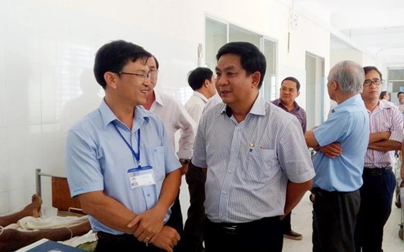 Giám đốc BVĐK tỉnh Bình Phước cùng nhóm chuyên gia BV Chợ Rẫy tham quan khoa ngoại chấn thương chỉnh hình tại BVĐK tỉnh Bình Phước