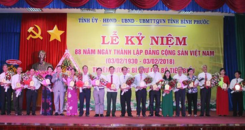 Các đồng chí lãnh đạo Tỉnh ủy, HĐND tỉnh Bình Phước tặng biểu trưng, hoa cho các bí thư chi bộ