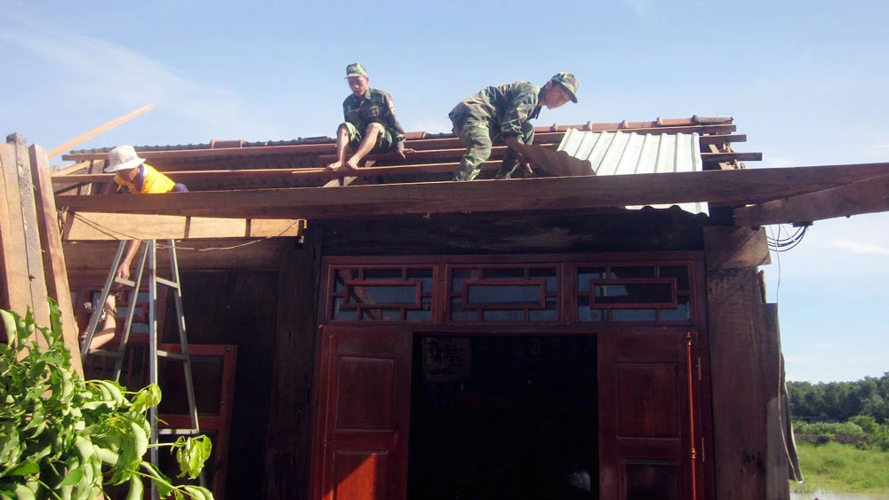 Bộ đội Biên phòng giúp người dân sửa nhà