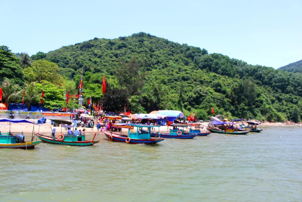 Từ ngày 26 đến 28-5, đông đảo người dân thập phương đã về dự lễ hội đền Lê Khôi tại núi Nam Giới ở vùng biển Cửa Sót