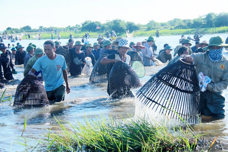 Đông đảo người dân tham gia lễ hội đánh cá Đồng Hoa