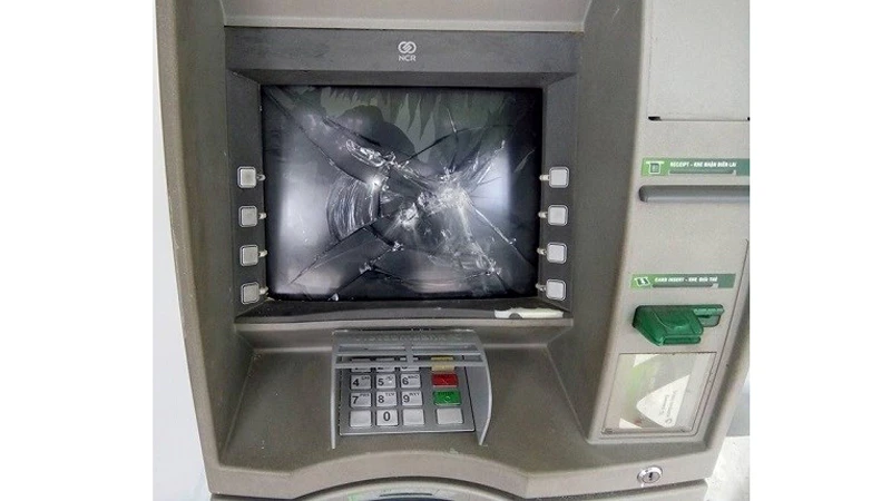 Cây ATM bị đập phá hư hỏng. Ảnh Sỹ Thực - Công an Hồng Lĩnh