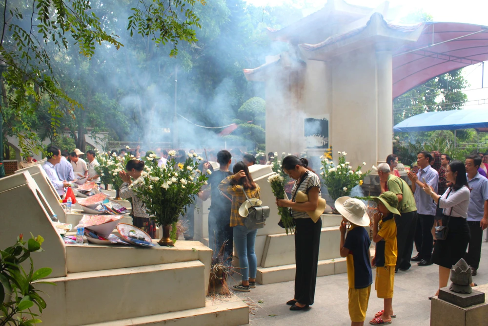 Đông đảo người dân đến dâng hương, dâng hoa tưởng niệm, tri ân trước phần mộ 10 nữ anh hùng liệt sĩ TNXP Ngã ba Đồng Lộc