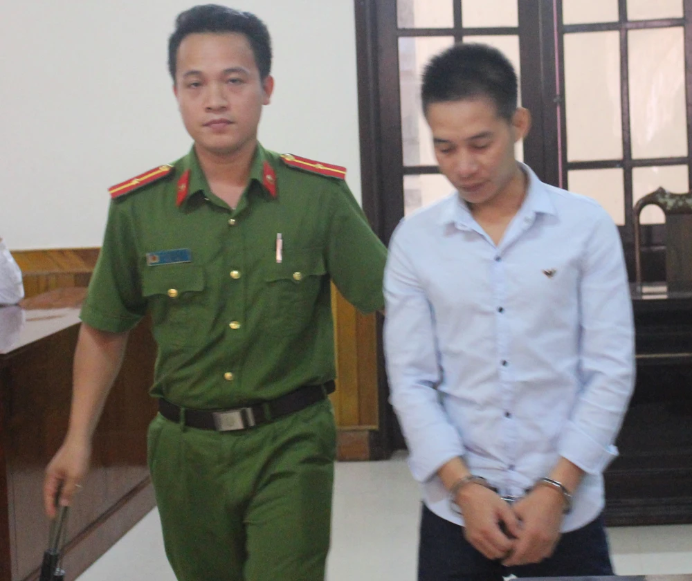 Áp giải bị cáo Trần Cao Dương về trại giam