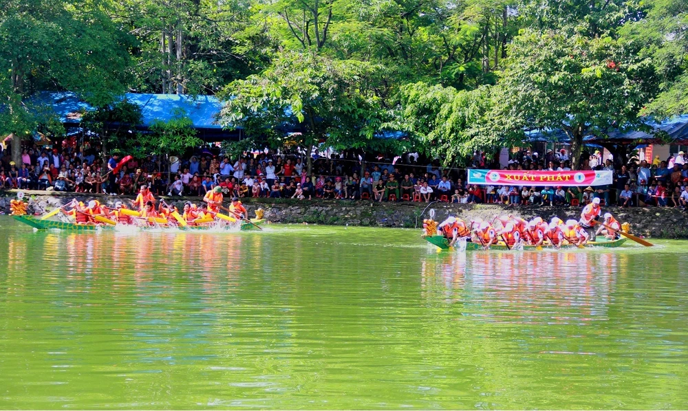 Các đội tham gia giải đua thuyền trên hồ Bình Sơn