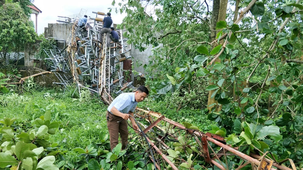 Hiện trường cột ăng-ten Đài Truyền thanh - Truyền hình huyện Hương Khê bị bão làm đổ sập