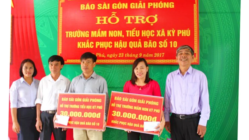 Đại diện Báo SGGP trao số tiền hỗ trợ cho Trường Tiểu học và Trường Mầm non xã Kỳ Phú, huyện Kỳ Anh, tỉnh Hà Tĩnh