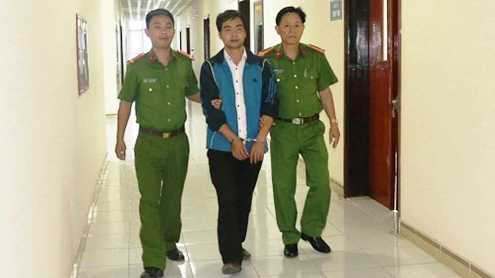 Công an bắt giữ, áp giải đối tượng Nguyễn Văn Tuấn. (Ảnh Công an tỉnh Hà Tĩnh)