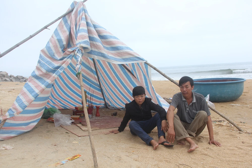 Mấy ngày qua, người thân của em Hồ Văn Phong dựng bàn thờ tạm bên mép biển thắp hương