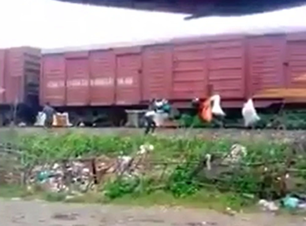 Một số người dân treo rác thải lên thành toa tàu hỏa