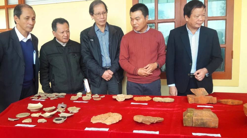 Các đại biểu tham quan hiện vật cổ được phát hiện tại đền Huyện