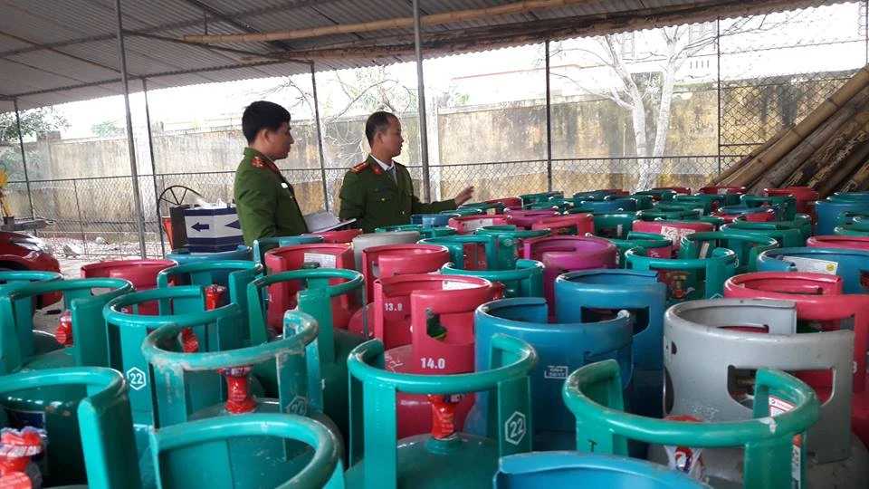 Công an huyện Cẩm Xuyên tiến hành kiểm tra, tạm giữ số bình gas tàng trữ trái phép