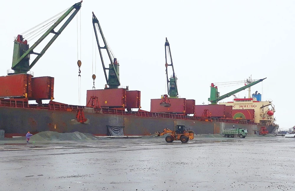 Tàu Hong De mang quốc tịch Panama vào cập cảng để làm hàng tại cảng Vũng Áng đầu năm 2018