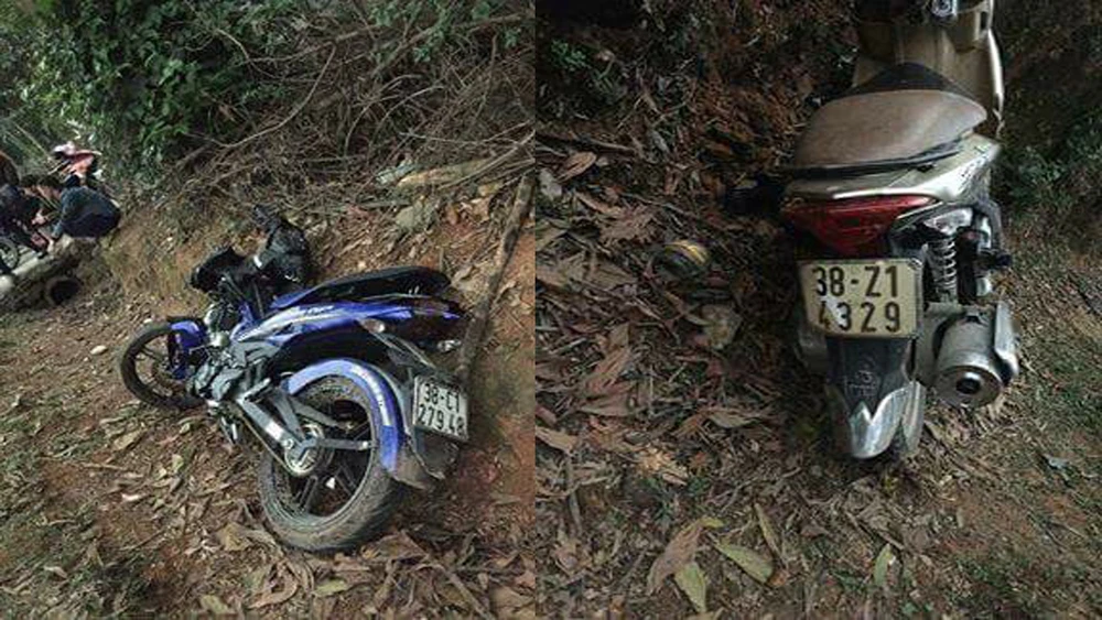 Hai chiếc xe máy bị hất văng sau vụ tai nạn ở địa bàn xã Mỹ Lộc, huyện Can Lộc, tỉnh Hà Tĩnh