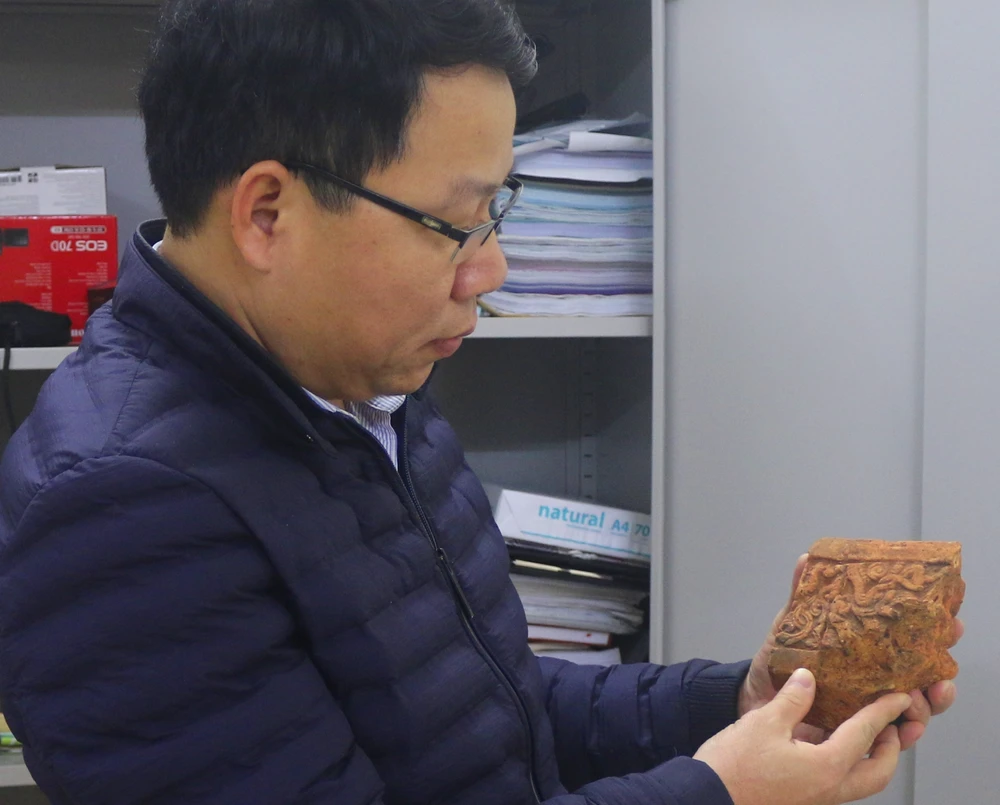 Ông Trần Phi Công, cán bộ Bảo tàng tỉnh Hà Tĩnh bên hiện vật vừa được phát hiện