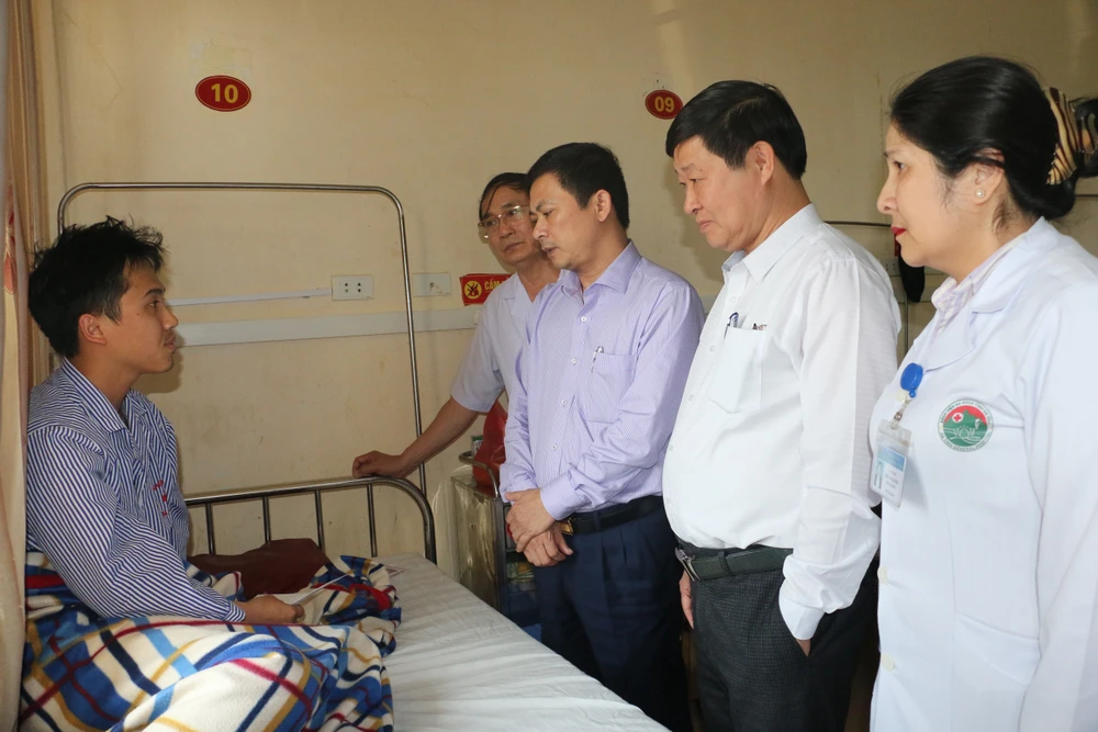 Lãnh đạo Sở Y tế tỉnh Hà Tĩnh đến động viên, thăm hỏi bác sĩ Nguyễn Đình Phi đang điều trị tại bệnh viện
