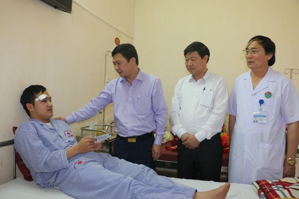 Lãnh đạo Sở Y tế tỉnh Hà Tĩnh đến động viên, thăm hỏi thực tập sinh Trần Nhật Giáp đang điều trị tại bệnh viện