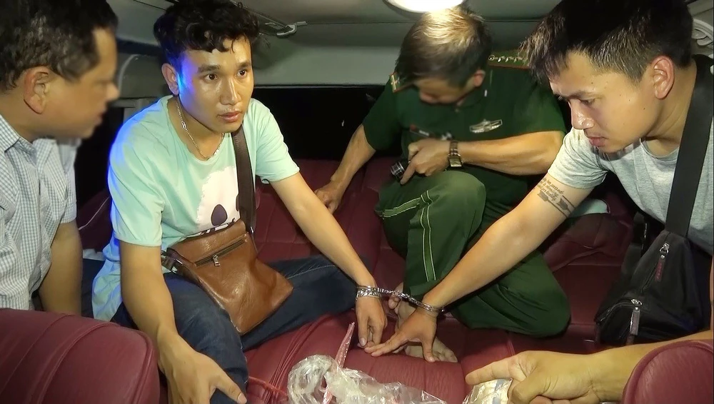 Hai đối tượng người Lào bị bắt giữ khi vận chuyển ma túy vào Việt Nam 