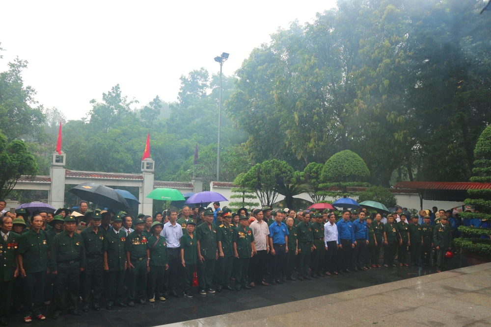 Các cựu chiến binh, cựu TNXP về dâng hoa, thắp hương tại Khu mộ 10 nữ anh hùng liệt sĩ TNXP Ngã ba Đồng Lộc