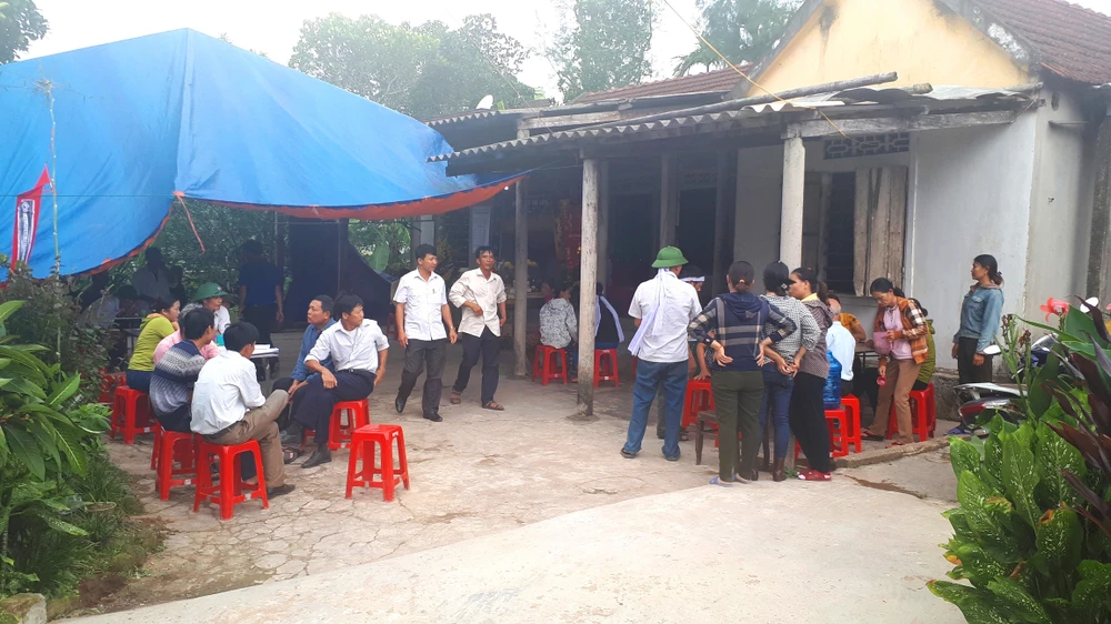 Người dân đến chia buồn với gia đình nạn nhân Phạm Văn Lành